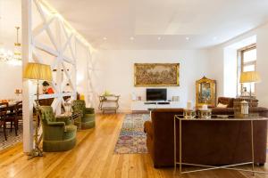 リスボンにあるChiado 4-Bedroom Flatのリビングルーム(ソファ、椅子、テレビ付)