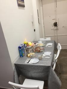 - une table grise avec des chaises et de la nourriture dans l'établissement Le Perle di Napoli, à Naples