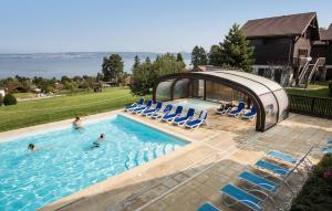 Swimmingpoolen hos eller tæt på Résidence Odalys Les Chalets d'Evian