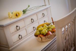 una cesta de fruta sentada en un tocador en Il Portico Camere e Caffè - centro Città, en Savignano sul Rubicone