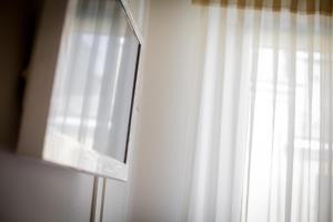 TV a/nebo společenská místnost v ubytování Il Portico Camere e Caffè - centro Città