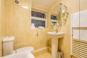 Ванна кімната в Skyline Serviced Apartments - Colestrete
