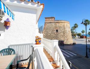 ラ・カラ・デ・ミハスにあるCasa playa el Torreonの石塔のある建物のバルコニー