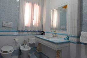 ガリポリにあるPROFUMO DI MARE B&Bのバスルーム(洗面台、トイレ、鏡付)
