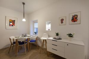 uma cozinha e sala de jantar com mesa e cadeiras em Jager Apartments Tour As Ljubljana em Ljubljana