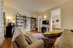 a living room with a couch and a table at B&B Il Ramaiolo in Santa Maria a Monte