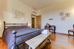 A bed or beds in a room at B&B Il Ramaiolo