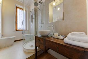 A bathroom at B&B Il Ramaiolo