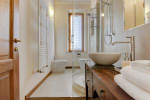 A bathroom at B&B Il Ramaiolo Még 37 kép
