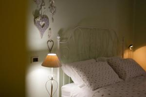 A bed or beds in a room at B&B Il Ramaiolo