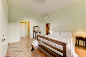 A bed or beds in a room at B&B Il Ramaiolo