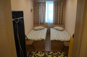 歐博的住宿－Хостел Обской возле Толмачево，小房间设有两张床和窗户