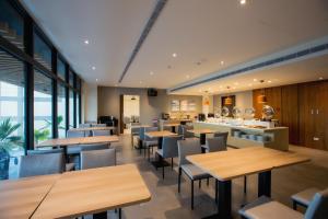 A restaurant or other place to eat at FangLiao Hotel