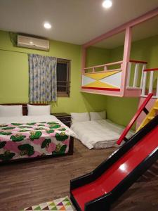魚池鄉的住宿－日月花嫁渡假屋 ，一间卧室配有两张床和一张双层床。