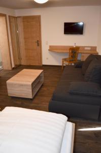 Postel nebo postele na pokoji v ubytování Landhotel Schwarzer Adler