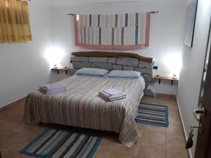 sypialnia z łóżkiem z 2 poduszkami w obiekcie B&B Villa Tancau w mieście Santa Maria Navarrese