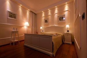 Un dormitorio con una cama con dos luces. en B&B Cortile Di Venere, en Trapani