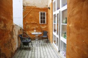 une petite table et des chaises sur une terrasse dans un bâtiment dans l'établissement CopenhagenApartment, à Copenhague