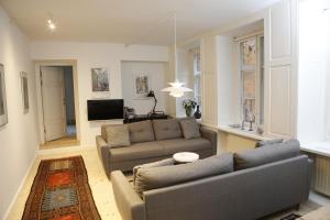 - un salon avec deux canapés et une télévision dans l'établissement CopenhagenApartment, à Copenhague