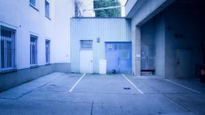 ein leerer Parkplatz mit zwei Türen an einem Gebäude in der Unterkunft Laguna Apartment in Wien