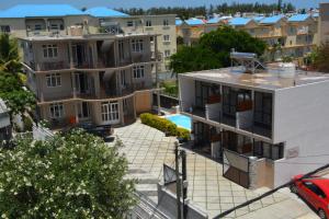 an aerial view of a building with a swimming pool at Ashmara Villa & Studio in Flic-en-Flac