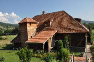 une maison dotée d'un toit rayé dans une cour dans l'établissement Inn Cakmara, à Raška
