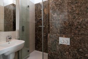 a bathroom with a sink and a shower at Dom Muzyka in Gdańsk