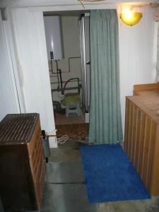 ein Zimmer mit einem blauen Teppich und einem Fenster in der Unterkunft Adventure House (Abenteuerferienhaus) in Rechenberg-Bienenmühle