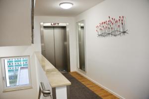 a hallway with a lift in a building at Arthotel Munich in Munich