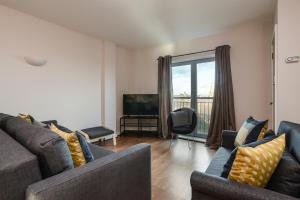 uma sala de estar com dois sofás e uma televisão em Portland Square - 2 Bedroom Modern City Apartment em Nottingham