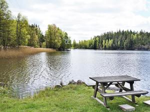 einem Picknicktisch vor einem See in der Unterkunft One-Bedroom Holiday home in Valdemarsvik in Gryt