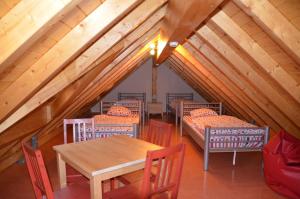 uma sala de jantar com mesas e cadeiras num sótão em Bleesmillen em Diekirch