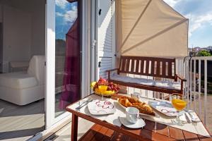 stół z tacą z jedzeniem na balkonie w obiekcie Hvar Harbor Luxury w Hvarze