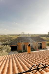 una casa con tetto marrone e un edificio di B&B Il Ramaiolo a Santa Maria a Monte