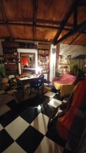 um quarto com uma mesa, uma cama e uma secretária em Hostel Casa do Bolaxa em Rio Grande