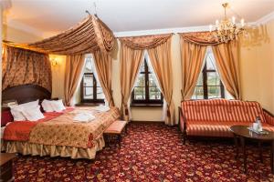 Säng eller sängar i ett rum på Dwór Kombornia Hotel&SPA