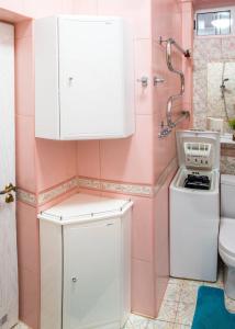 カリーニングラードにあるApartments on Leninsky Prospekt 67のピンクのバスルーム(シンク、トイレ付)