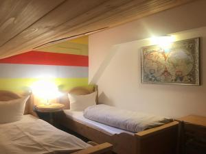 Tempat tidur dalam kamar di DEVA Hotel Kaiserblick