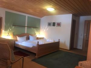 Tempat tidur dalam kamar di DEVA Hotel Kaiserblick