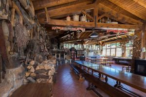 The lounge or bar area at Hotel Rural Santa Inés