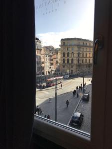 ローマにあるMaison Torre Argentinaの窓から市街の景色を望めます。