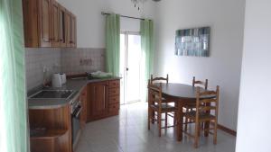 Kuchyň nebo kuchyňský kout v ubytování Hideaway Flats