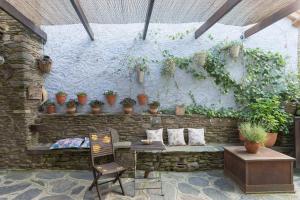 a patio with a table and chairs and plants at La Coberta-Lo Paller del Coc in Rialp