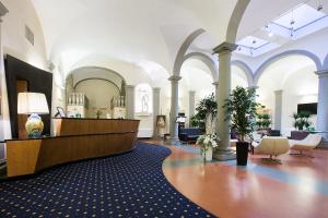 una hall con reception in un edificio di Relais Hotel Centrale "Dimora Storica" a Firenze