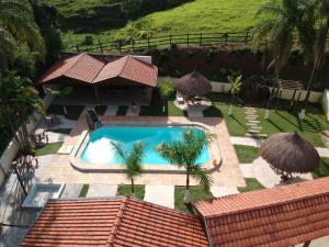 uma vista superior de uma piscina num quintal em Pousada Pé da Serra em Lindoia