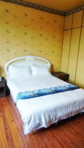 Een bed of bedden in een kamer bij Red Roof B&B