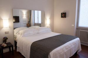Una habitación de hotel con dos camas y una ventana. en Verdi Apartments, en Florencia