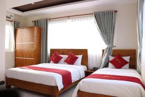 Un pat sau paturi într-o cameră la Hoang Phuc Hotel