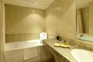Ένα μπάνιο στο Emerald Apartment-complex
