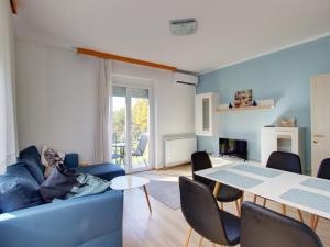 een woonkamer met een blauwe bank en een tafel bij Apartments Matija Terme Ptuj in Ptuj